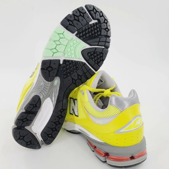 - New Balance 2002R Yellow Lime M2002RLC Men\'s Size 8 women\'s 10 Running main image 5